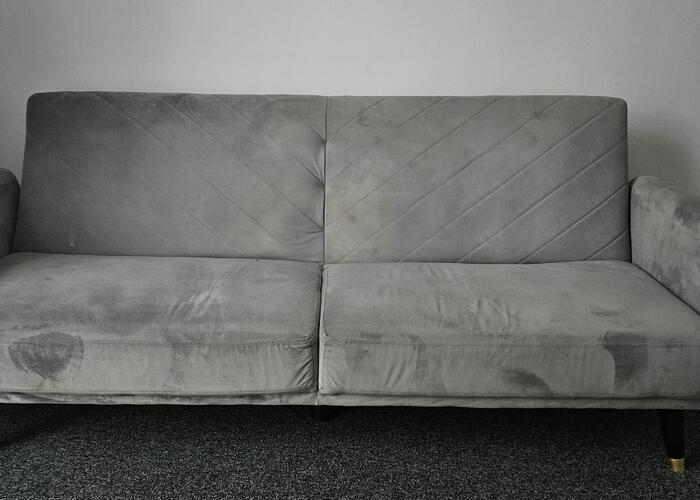 Grajewo ogłoszenia: Wygodna, szara sofa, do odświeżenia/ wyprania. Posiada pikowaną...
